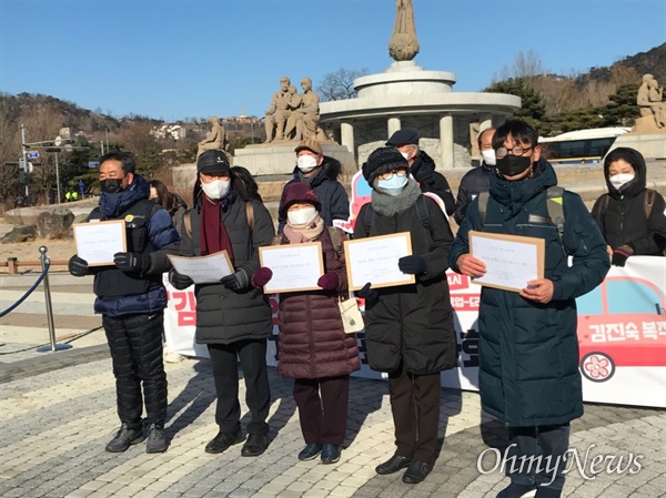 14일 85크레인 고공농성 이후 9년 만에 희망버스가 출발한다는 내용으로 서울과 부산에서 동시 기자회견이 열렸다. 서울 청와대 앞에서 희망버스 기획단의 입장 발표가 진행되고 있다.