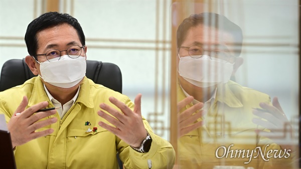 박남춘 인천시장이 12월 14일 접견실에서 열린 '코로나19 대응 의료기관 간담회'에서 민간병상 협조 등을 당부하는 발언을 하고 있다.
