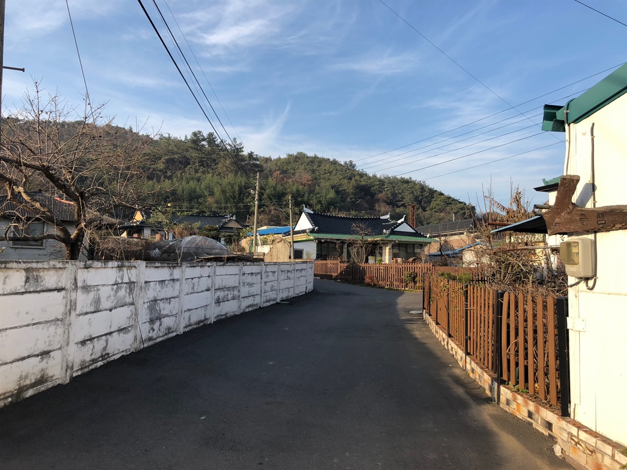 시골 마을 골목길 고불고불 골목길을 돌 때마다 국민학교 때 소풍에서 하던 보물 찾기의 설렘이 떠올랐다