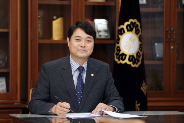 "조석환 수원시의회 의장"  조석환 수원시의회 의장은 2021년도 수원시 예산과 관련해 "코로나19 대응을 포함해 민생안정에 중점을 두고 시민복리 증진 및 민생 안정에 편성되도록 최선의 노력을 다하겠다"는 입장을 밝혔다.