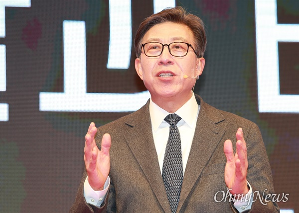 박형준 동아대 교수가 15일 부산항 국제여객터미널 컨벤션 센터에서 내년도 부산시장 보궐선거 출마를 선언하고 있다.