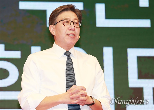 박형준 동아대 교수가 15일 부산항 국제여객터미널 컨벤션 센터에서 내년도 부산시장 보궐선거 출마를 선언하고 있다.