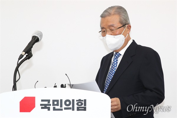 김종인 국민의힘 비대위원장이 15일 오전 서울 여의도 국회에서 대국민사과를 하고 있다.