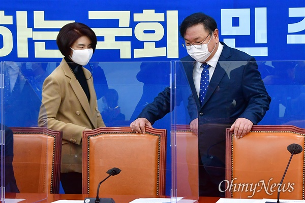 더불어민주당 김태년 원내대표와 한정애 정책위의장이 15일 오전 국회에서 열린 당 원내대책회의에 참석하고 있다. 