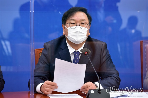 더불어민주당 김태년 원내대표가 15일 오전 국회에서 열린 당 원내대책회의에서 모두발언을 하고 있다. 