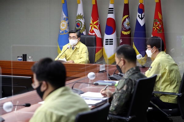 서욱 국방부 장관이 14일 서울 용산구 국방부에서 코로나19 대응 긴급 주요지휘관 회의를 주재하고 있다. 