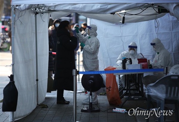코로나19 검사를 위한 임시선별진료소가 서울시내 곳곳에 설치된 가운데, 16일 오후 종로구 탑골공원앞에 설치된 임시선별진료소에서 시민들이 코로나19 검사를 받고 있다.