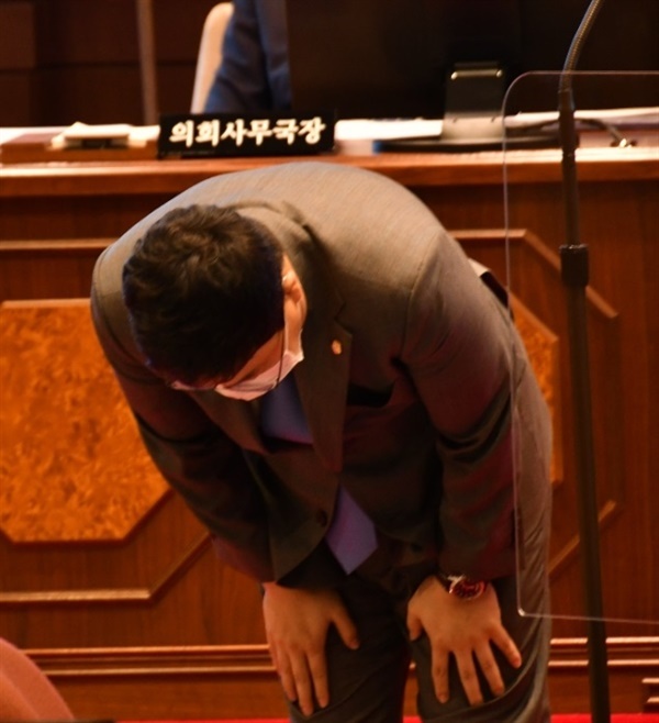 이관수 의원이 지난 9월 음주사고 발생 이후 처음으로 의회에 출석해 사과하고 있다.