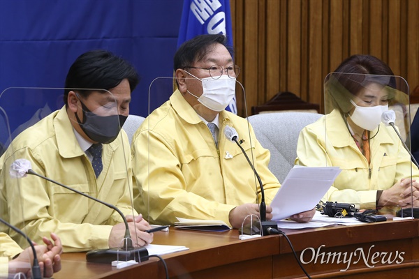 더불어민주당 김태년 원내대표가 17일 국회에서 열린 정책조정회의에서 발언하고 있다.