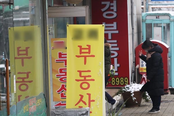 원래 은행이 취급하지 않던 전세대출도 가계부채 급증의 원인이다. 사진은 서울의 한 부동산 가게를 둘러보는 시민. 