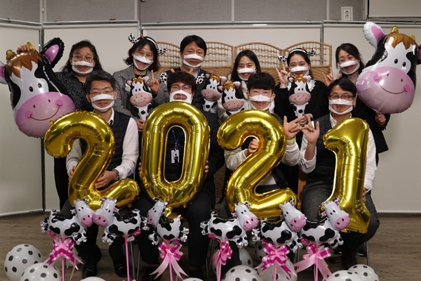 시립서대문농아인복지관 직원들이 2021년 신년인사카드 제작을 위해 11월 30일 립뷰 마스크를 착용하고 포즈를 취했다.
