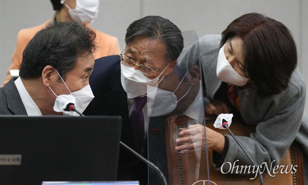 더불어민주당 이낙연 대표가 17일 오후 서울 여의도 국회에서 열린 온택트 정책의원총회에서 참석자들과 대화를 하고 있다.