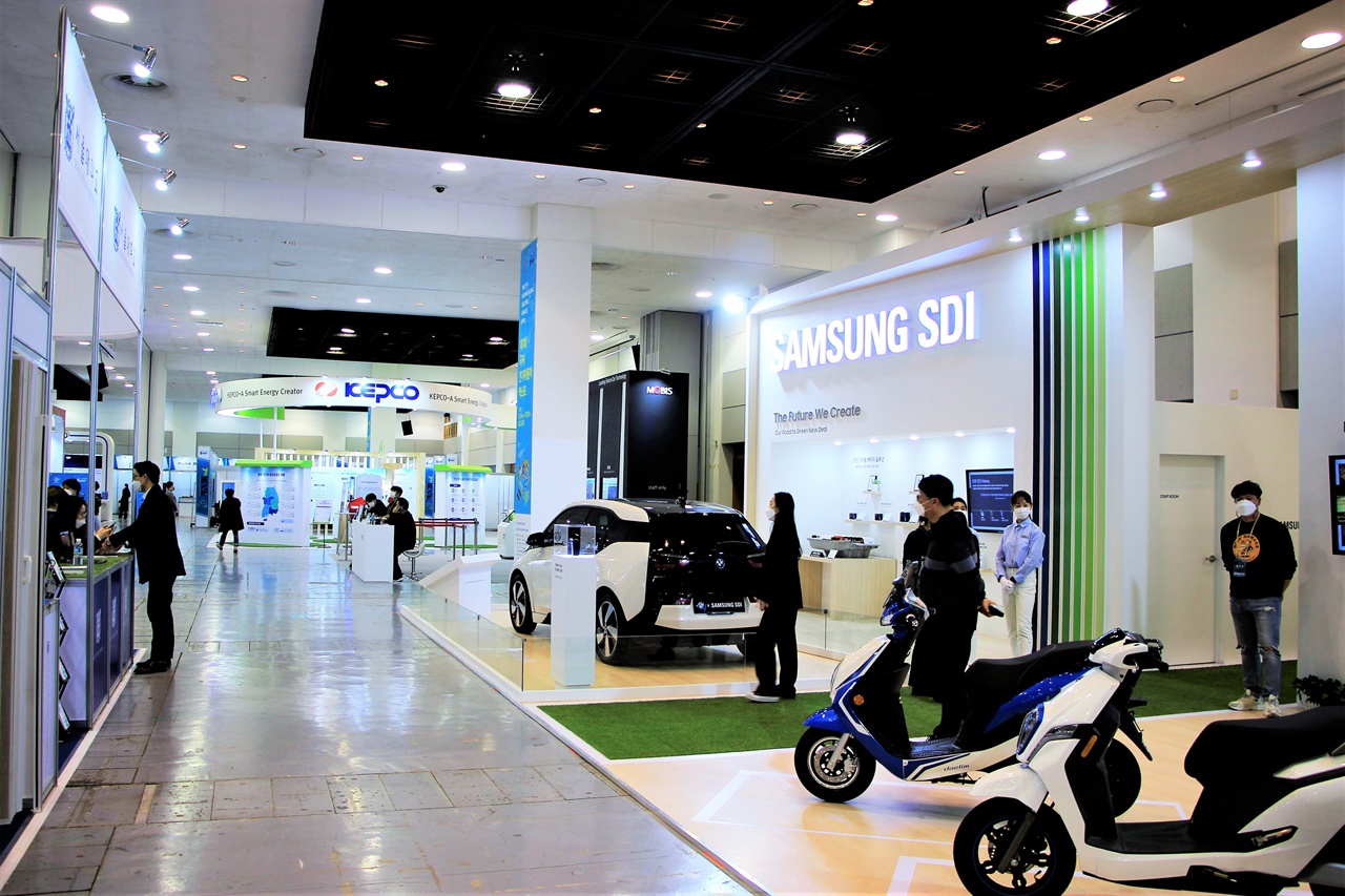 국제전기자동차엑스포의 전시장 모습.
