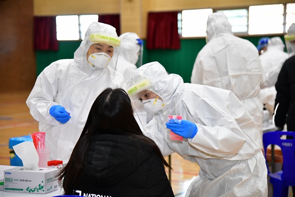 경남 거제시청은 코로나19 대응을 위해 선제적으로 진단검사를 벌이고 있다.