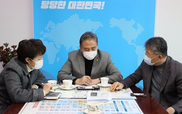 박진 의원(가운데)이 김은혜 의원(왼쪽)과 함께 국토교통부 대도시권광역교통위원회 최기주 위원장(오른쪽)을 만나 지역현안에 대해 논의하고 있다.
