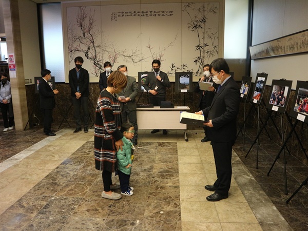 4세 아이 수상 장면 한국방문 콘테스트 