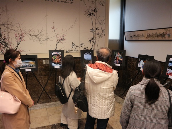 전시회를 찾은 방문객과 수상자 한국방문 사진 콘테스트 전시회 