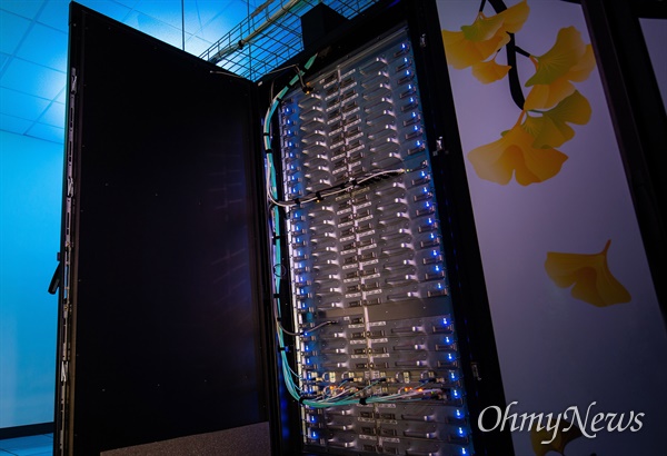 한국에서 가장 빠른 연구용 슈퍼컴퓨터 중 하나인 알레프(Aleph). 데스크탑 컴퓨터 약 1560대 성능으로 지구 시스템의 단기 기후 예측 및 장기 전망, 열대 저기압의 미래 변화 등 최첨단 기후 역학 연구에 활용된다.