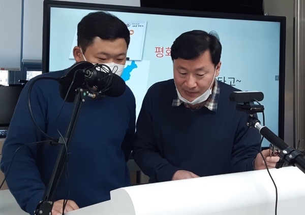  통일 골든벨 행사의 준비와 진행을 하고 있는 천안여상 박정수 수석교사(오른쪽)와 원동인 사회 교사.