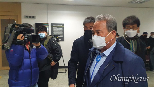 김영만 군위군수가 지난해 12월 18일 오전 대구지법에서 재판을 받기 위해 법정에 들어가고 있는 모습.