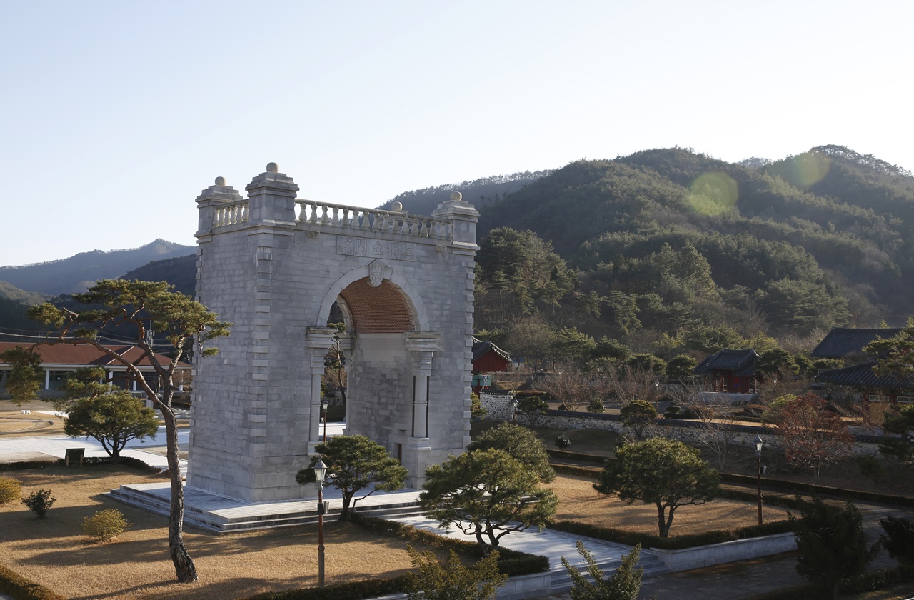 주암호반, 전남 보성군 문덕면에 세워진 독립문. 서울의 독립문과 똑같은 크기와 형태로 만들어졌다.