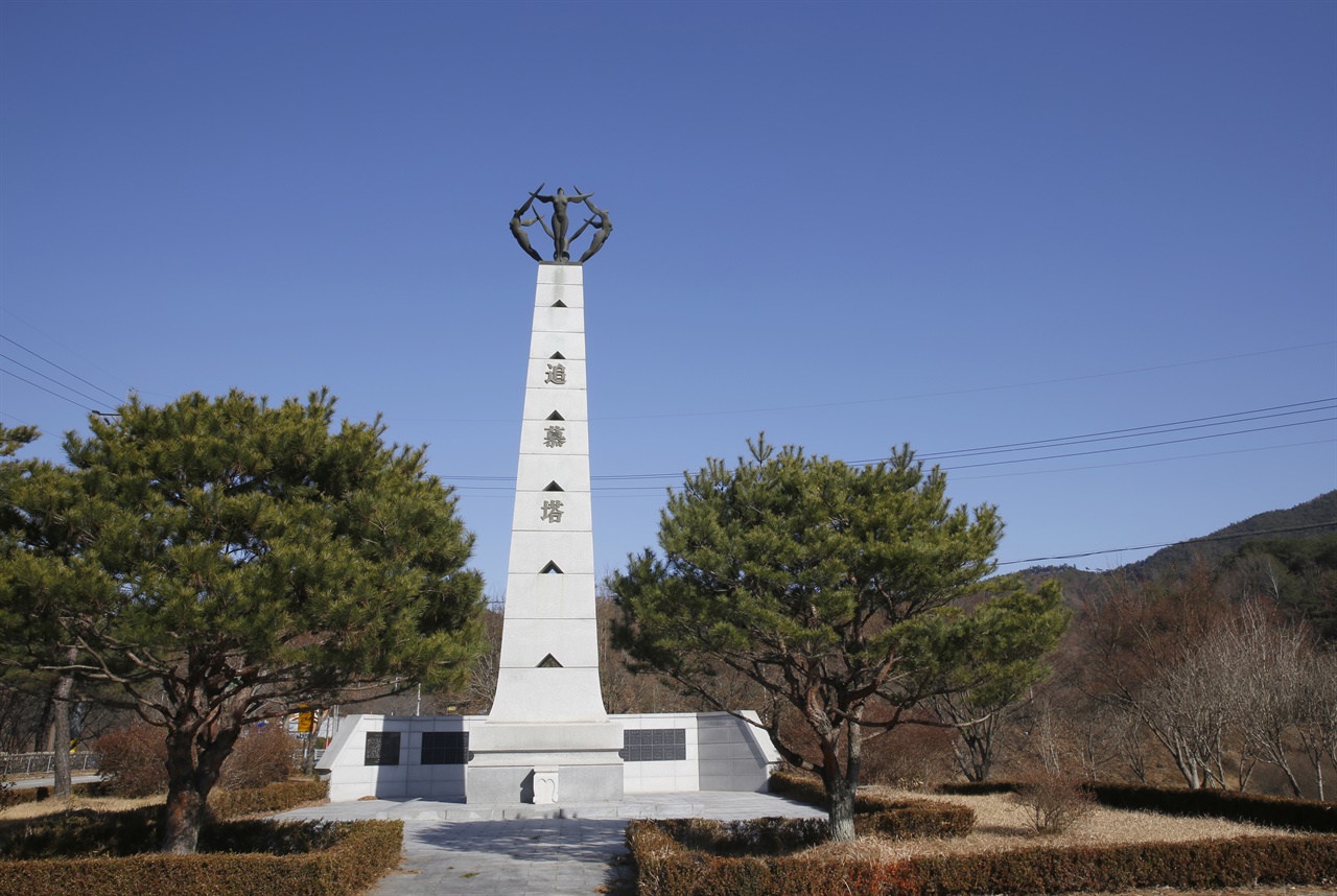 보성군 항일독립유공자 추모탑. 보성 출신으로 대한민국정부 수립 이후 서훈을 받은 유공자의 이름이 새겨져 있다.