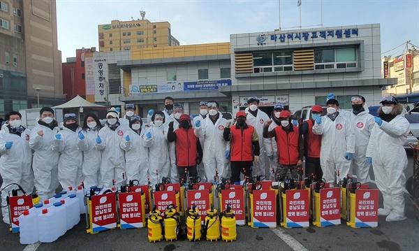  국민의힘 경남도당 봉사단은 18일 마산어시장 일대에서 코로나19 방역 봉사활동을 벌였다.