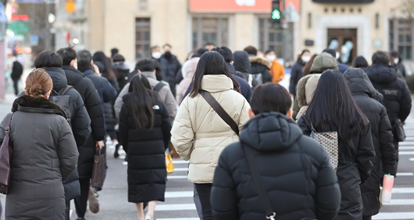 영하권 추위가 계속되는 17일 오전 서울 광화문광장에서 시민들이 걸어가고 있다.