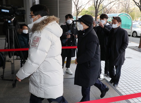 강제추행 혐의를 받는 오거돈 전 부산시장이 18일 오전 부산 연제구 부산지방법원에 구속 전 피의자 심문(영장실질심사)에 출석하고 있다. 