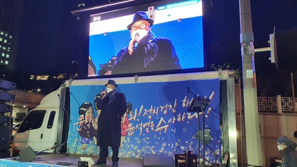 서울의소리 백은종 대표는 무대에 올라 '윤석열 탄핵'을 주장했다