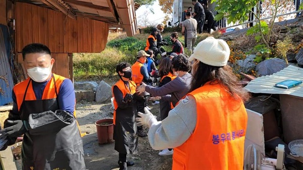 최근？ 전국적으로 코로나 19 확진자가 증가하고 서산에서도 집단감염이 연이어 발생하면서 자원봉사자의 안전과 코로나 19 확산 방지를 위해 연탄 배달 자원봉사가 중단한 상태다.