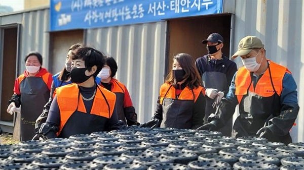 서산지역 연탄 자원봉사는 매년 11월부터 주중·주말을 가리지 않고 배달을 시작하지만, 올해는 불과 두어 번 연탄 배달 자원봉사 이후 코로나 19 재확산으로 중단됐다.