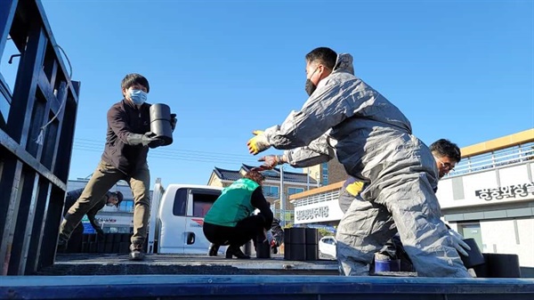  코로나 19로 외출을 자제하고 집에만 머무는 어르신들이나 취약계층이 늘면서 연탄배달 자원봉사자들은 연탄이 필요하다는 전화를 자주 받는다. 그러나, 코로나 19로 연탄 배달이 중단되다보니 난감하지만, 봉사자들은 자신의 차량을 이용해 100여장 내외의 긴급지원을 할 수 밖에 없다.