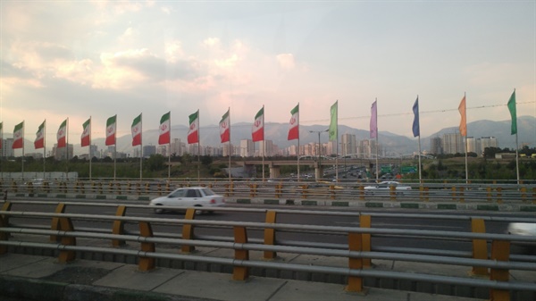테헤란 시내 도로마다 이란 국기가 휘날리는 걸 많이 볼 수 있다. 