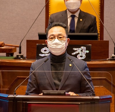 내년도 강남구 예산안에 대한 심사보고를 하고 있는 김진홍 예산결산특별위원장.