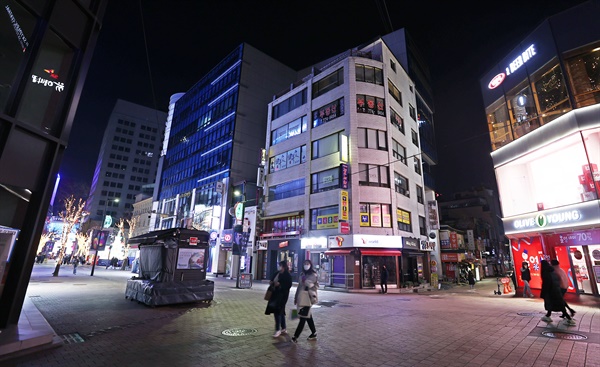 5일 저녁 서울 명동 거리가 한산하다. 서울시는 4일 영화관과 스터디카페, 일정 규모의 마트 등 오후 9시 이후 영업금지 업종 확대를 포함한 사회적 거리두기 강화대책을 내놨다.