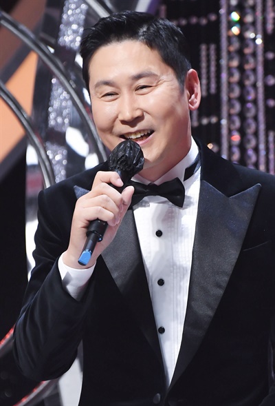 'SBS 연예대상' 신동엽 신동엽 방송인이 19일 오후 열린 <2020 SBS 연예대상>에서 진행을 하고 있다.