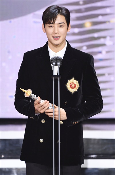 'SBS 연예대상' 차은우, 상도 받고 진행도 하고 차은우 배우 겸 가수가 19일 오후 열린 <2020 SBS 연예대상>에서 신인상을 수상하고 있다.
