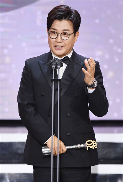 'SBS 연예대상' 김성주, 공익예능인 등극 김성주 방송인이 19일 오후 열린 <2020 SBS 연예대상>에서 공익예능상을 수상하고 있다.