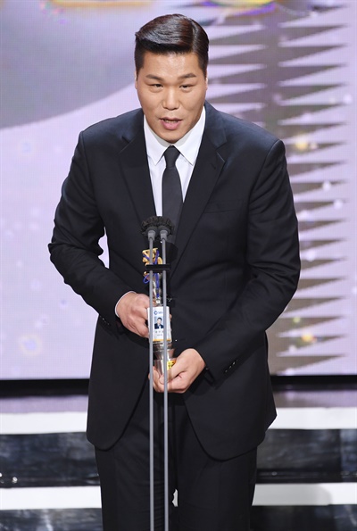 'SBS 연예대상' 서장훈, 스브스의 아들 서장후 방송인이 19일 오후 열린 <2020 SBS 연예대상>에서 명예사원상을 수상하고 있다.