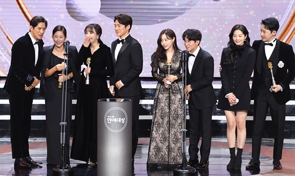 'SBS 연예대상' 동상이몽, 오늘은 같은 꿈 <동상이몽>팀이 19일 오후 열린 <2020 SBS 연예대상>에서 함께 N 팀워크상을 수상하고 있다. 