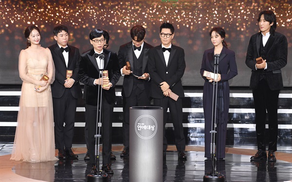 'SBS 연예대상' 런닝맨, 어느새 10년! <런닝맨>팀이 19일 오후 열린 <2020 SBS 연예대상>에서 골든콘텐츠상을 수상하고 있다.