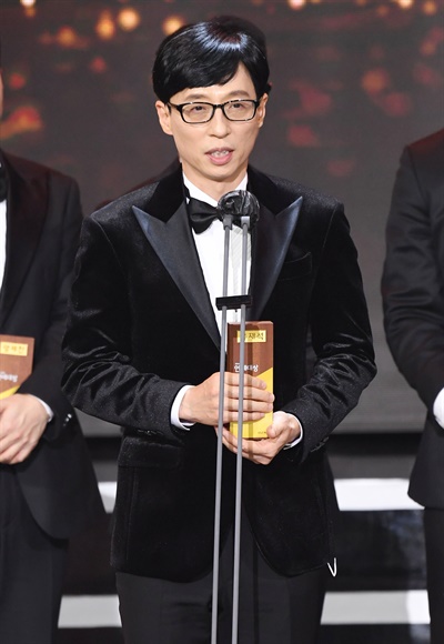 'SBS 연예대상' 유재석, 10년을 일요일처럼 달려! <런닝맨>팀의 유재석 코미디언이 19일 오후 열린 <2020 SBS 연예대상>에서 골든콘텐츠상을 수상하고 있다.
