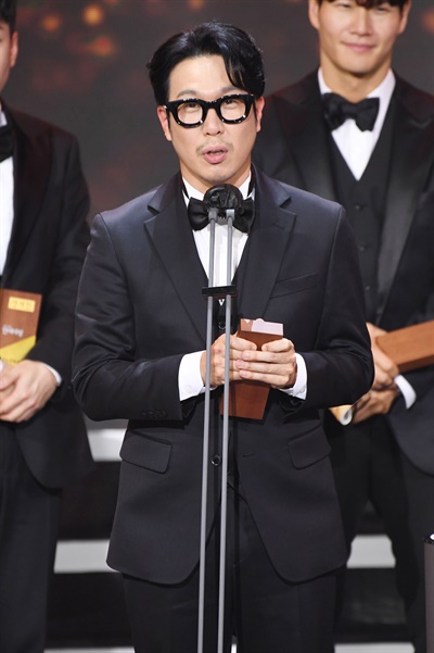 'SBS 연예대상' 런닝맨 하하 <런닝맨>팀의 하하 방송인이 19일 오후 열린 <2020 SBS 연예대상>에서 골든콘텐츠상을 수상하고 있다.