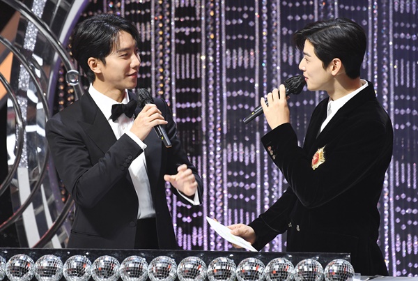 'SBS 연예대상' 이승기-차은우, 보기좋은 티키타카 이승기와 차은우 배우 겸 가수가 19일 오후 열린 <2020 SBS 연예대상>에서 진행을 하고 있다.