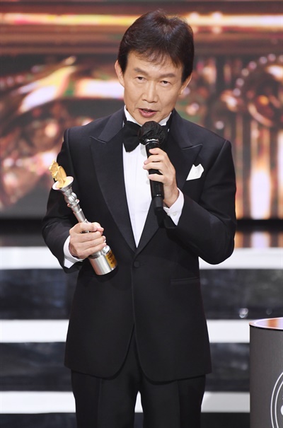 'SBS 연예대상' 임성훈, 할 수 있을때까지 계속 임성훈 방송인이 19일 오후 열린 <2020 SBS 연예대상>에서 레전드 특별상을 수상하고 있다.