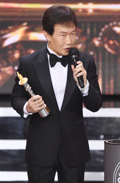 'SBS 연예대상' 임성훈, 할 수 있을때까지 계속 임성훈 방송인이 19일 오후 열린 <2020 SBS 연예대상>에서 레전드 특별상을 수상하고 있다.