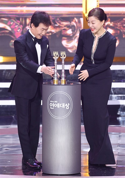 'SBS 연예대상' 임성훈-최화정, 스브스예능 공신들 임성훈 방송인과 최화정 배우가 19일 오후 열린 <2020 SBS 연예대상>에서 레전드 특별상을 수상하고 있다.