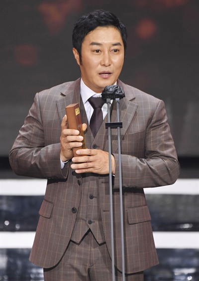 'SBS 연예대상' 김병만, 영원한 족장님 <정글의 법칙>팀의 김병만 코미디언이 19일 오후 열린 <2020 SBS 연예대상>에서 골든콘텐츠상을 수상하고 있다. 