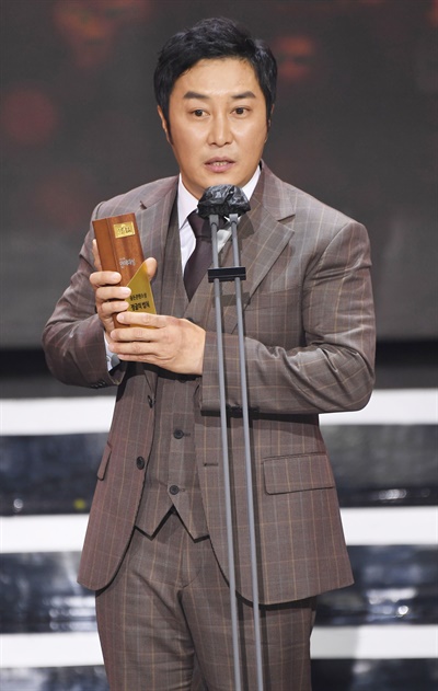 'SBS 연예대상' 김병만, 영원한 족장님 <정글의 법칙>팀의 김병만 코미디언이 19일 오후 열린 <2020 SBS 연예대상>에서 골든콘텐츠상을 수상하고 있다. 